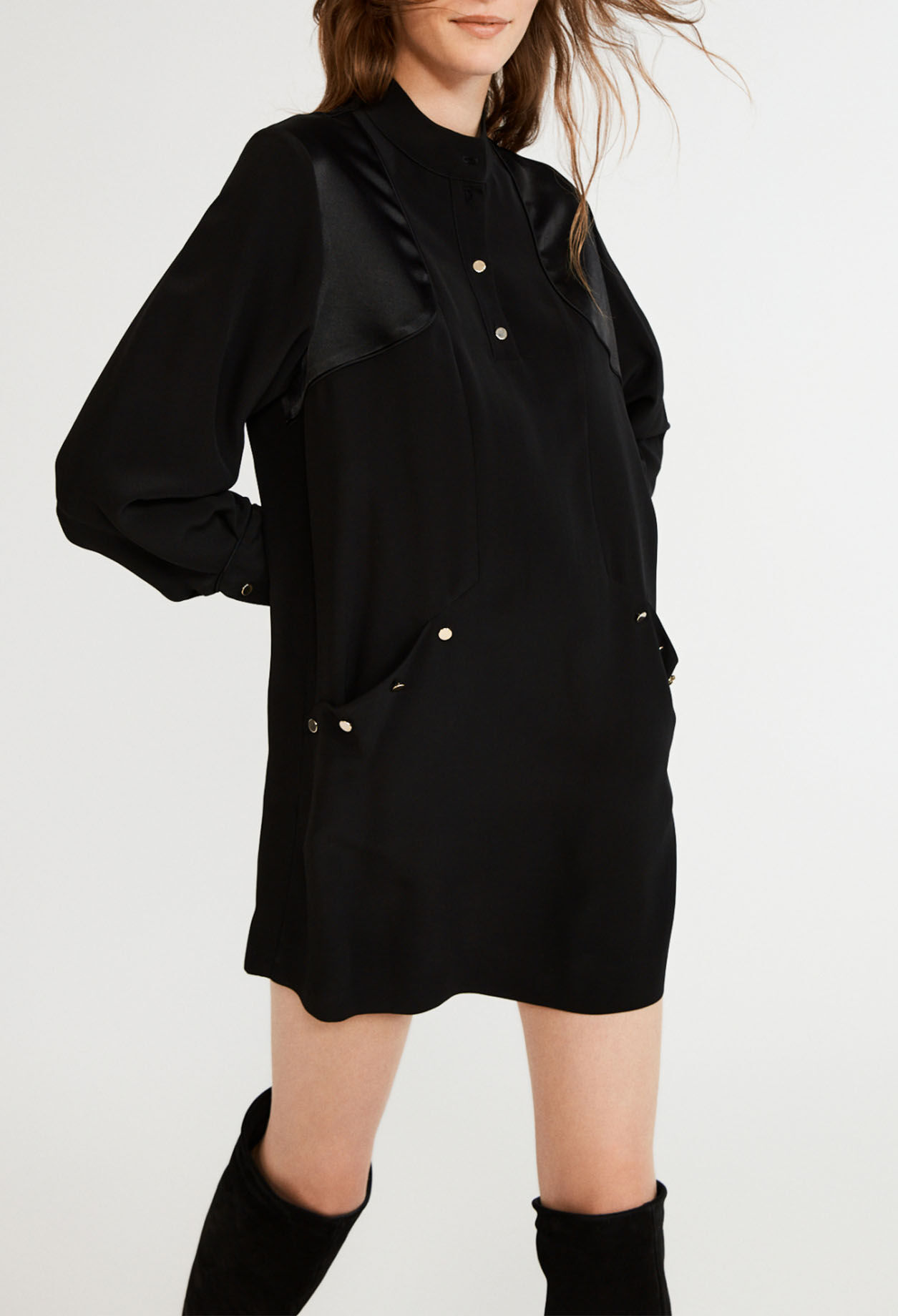 Kurzes Kleid mit langen Ärmeln
