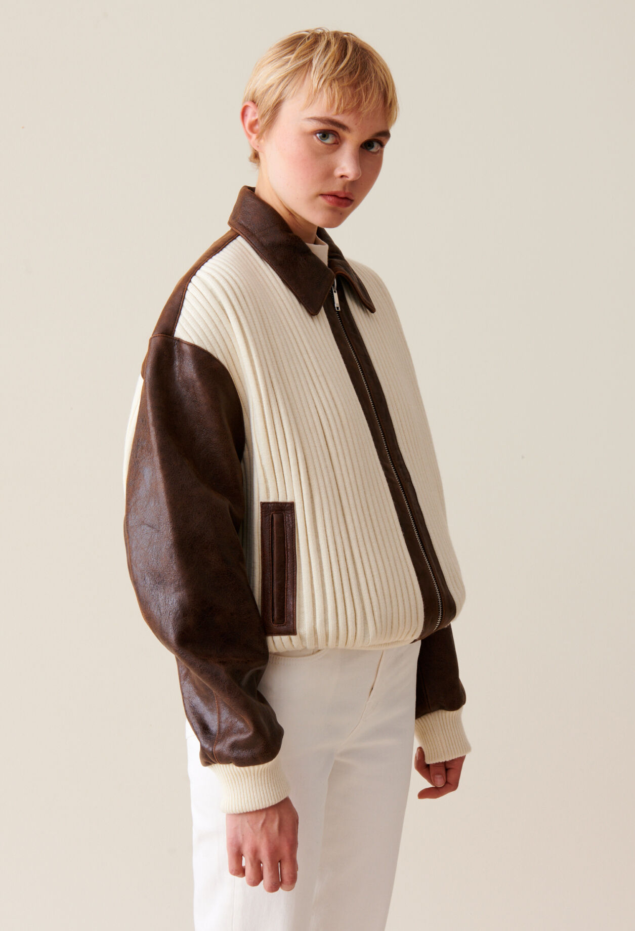 Braune Bomberjacke aus Materialmix