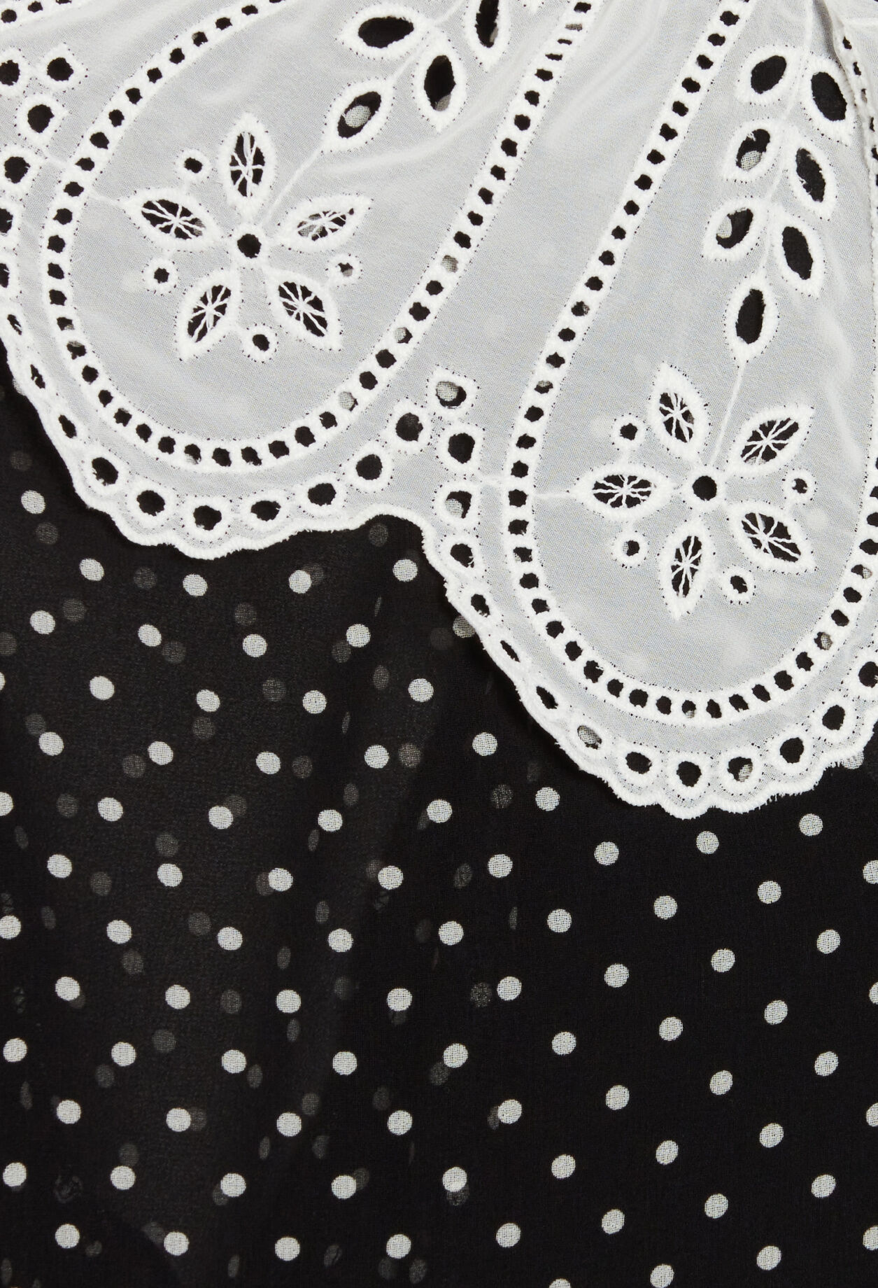 Gepunktete Bluse mit Bubikragen