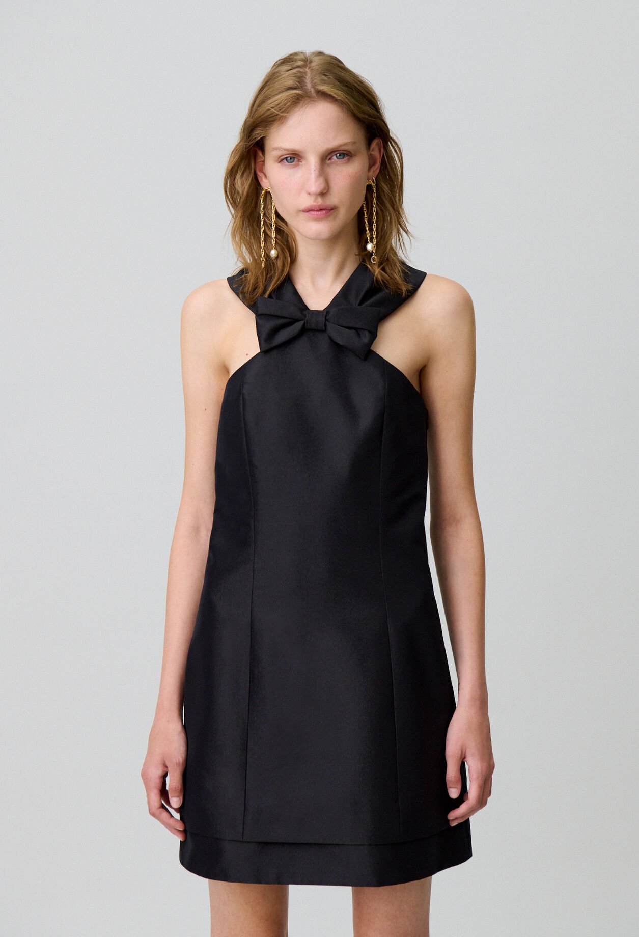 Kurzes Kleid mit Schleife