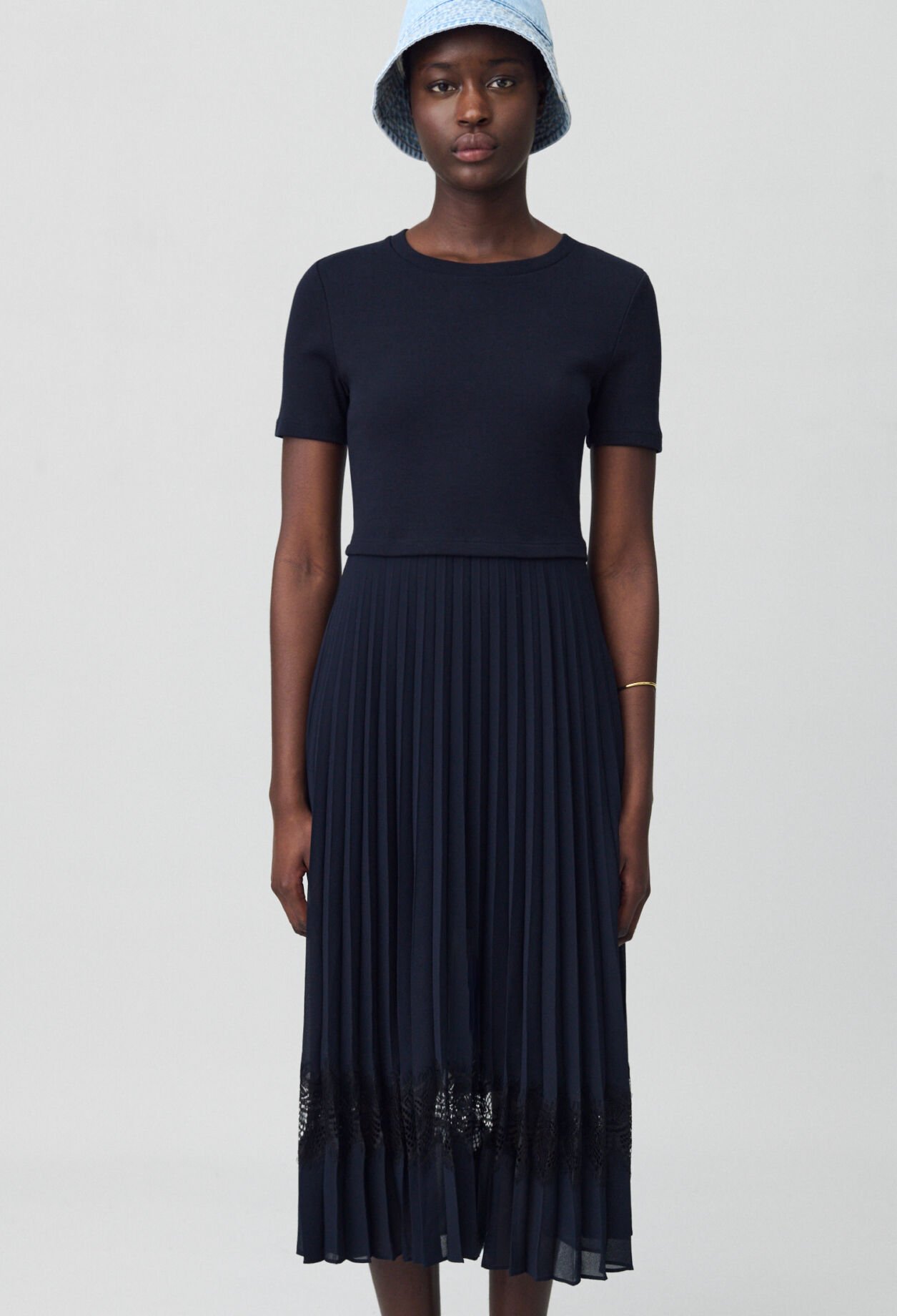 Zweifarbige Kleid in Schwarz und Marine 