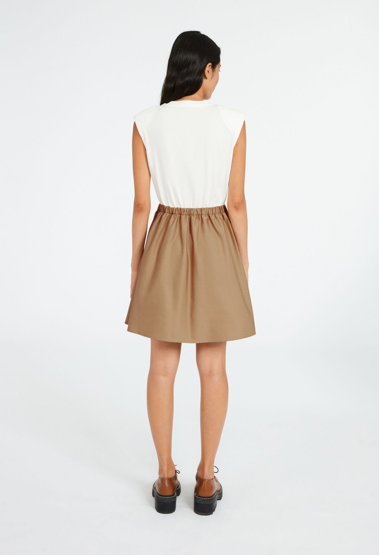 Langer zweifarbig kreisförmiger Kleid