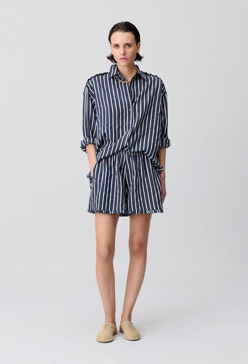 Kurzes gestreiftes Volantkleid