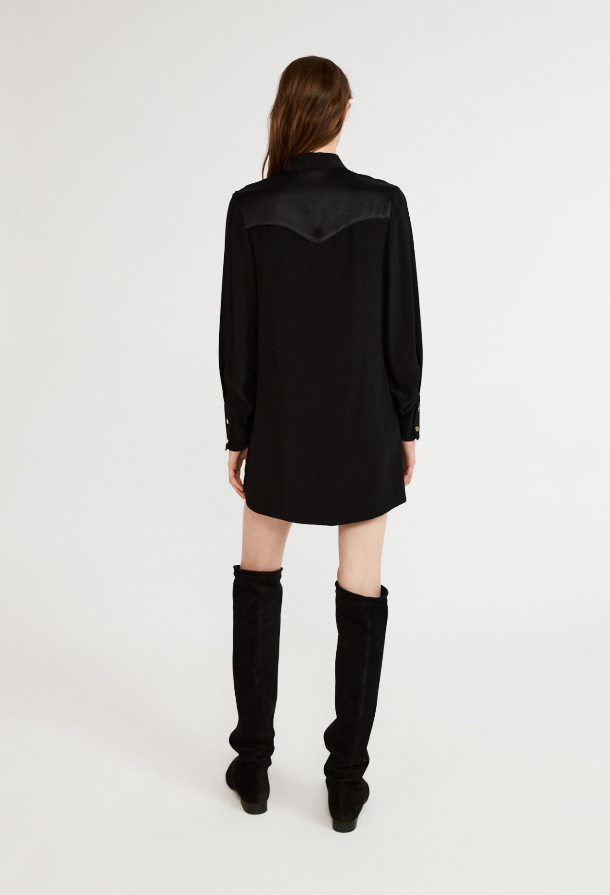 Kurzes Kleid mit langen Ärmeln
