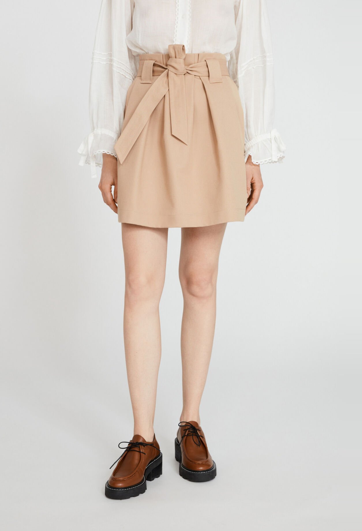 Kurzer Rock mit Gürtel