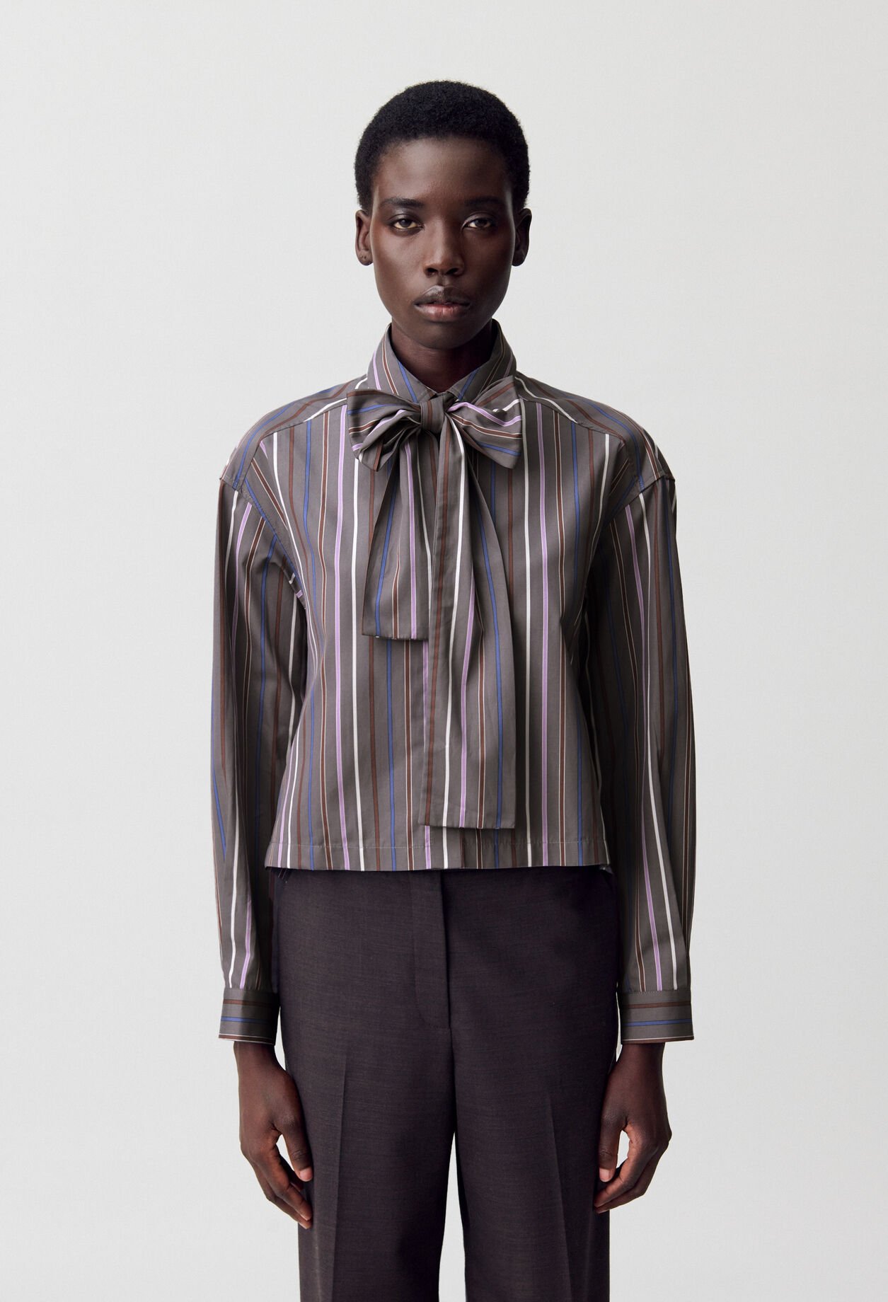 Gestreifte Lavalliere-Bluse