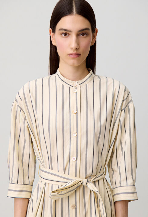 Kurzes Kleid mit langen &Auml;rmeln