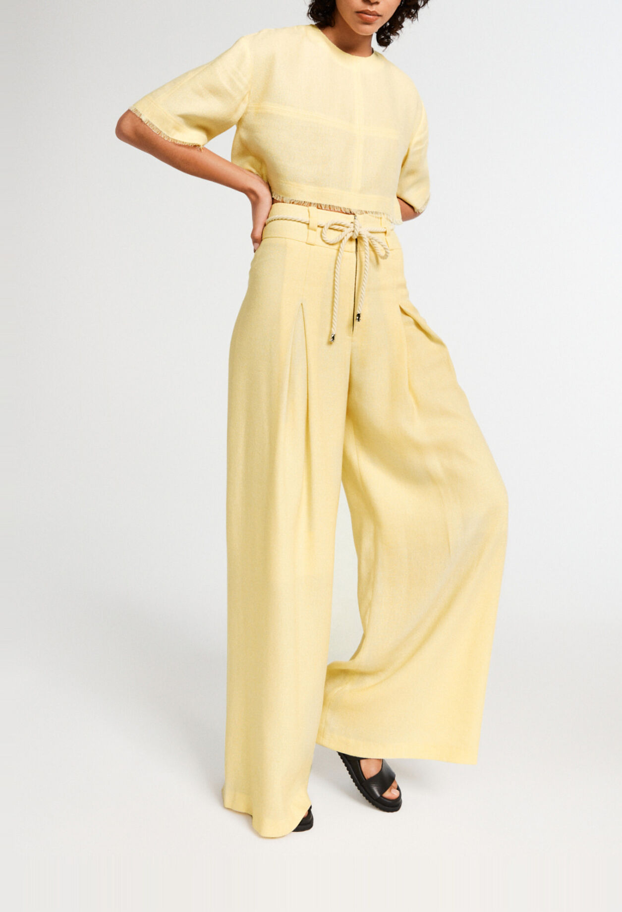 Lange Hose mit Kordelgürtel