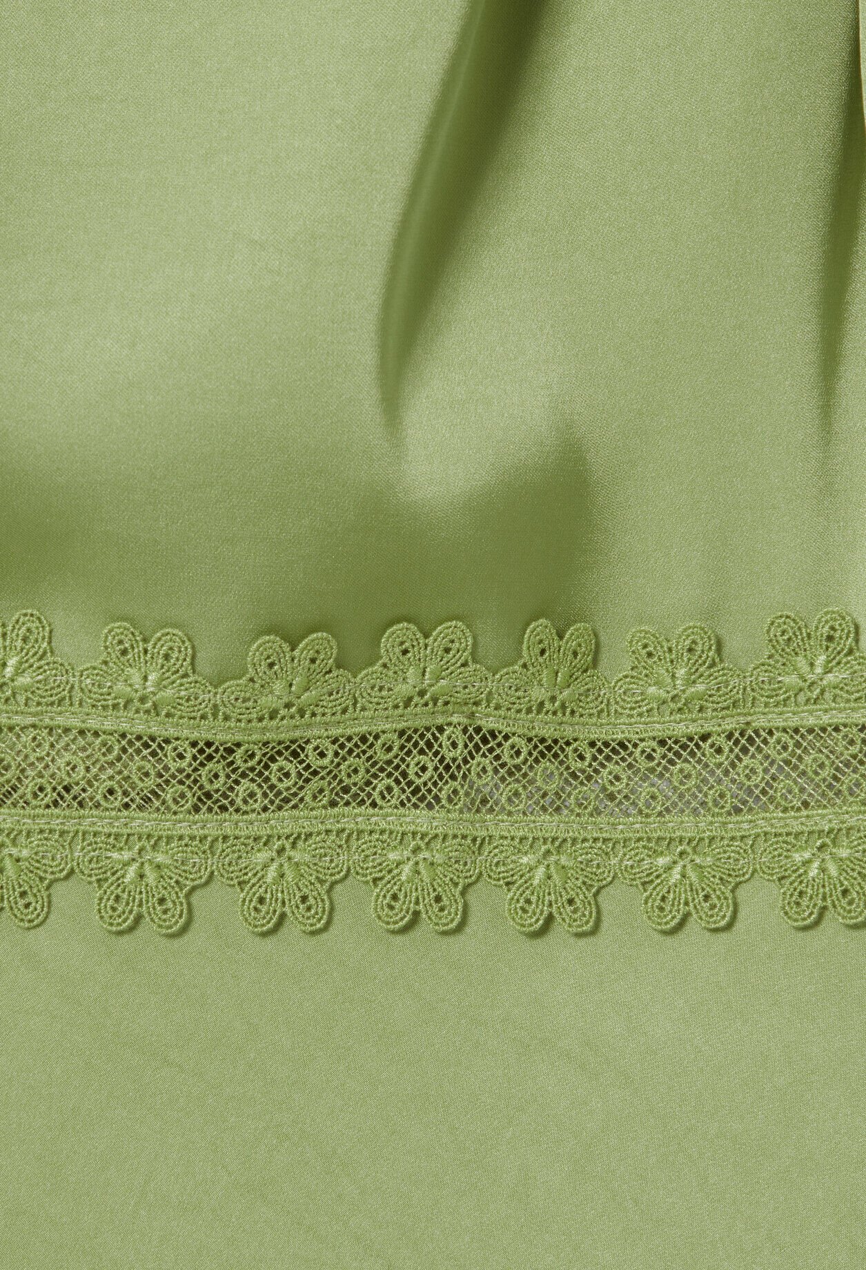 Langes Satinkleid mit Spitze