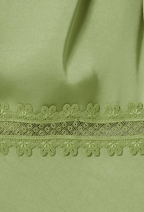 Langes Satinkleid mit Spitze