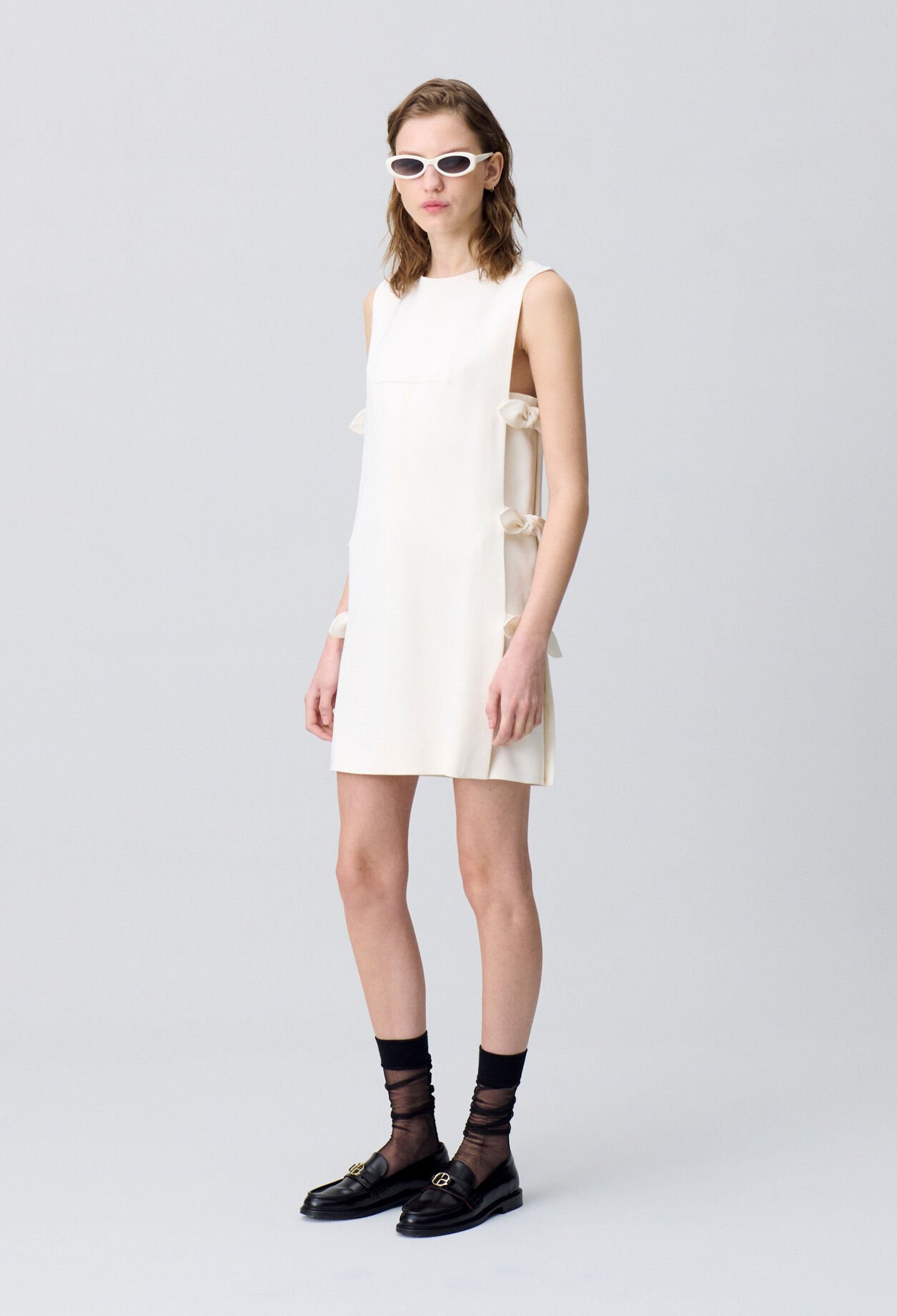 Kurzes Kleid mit Schleifen