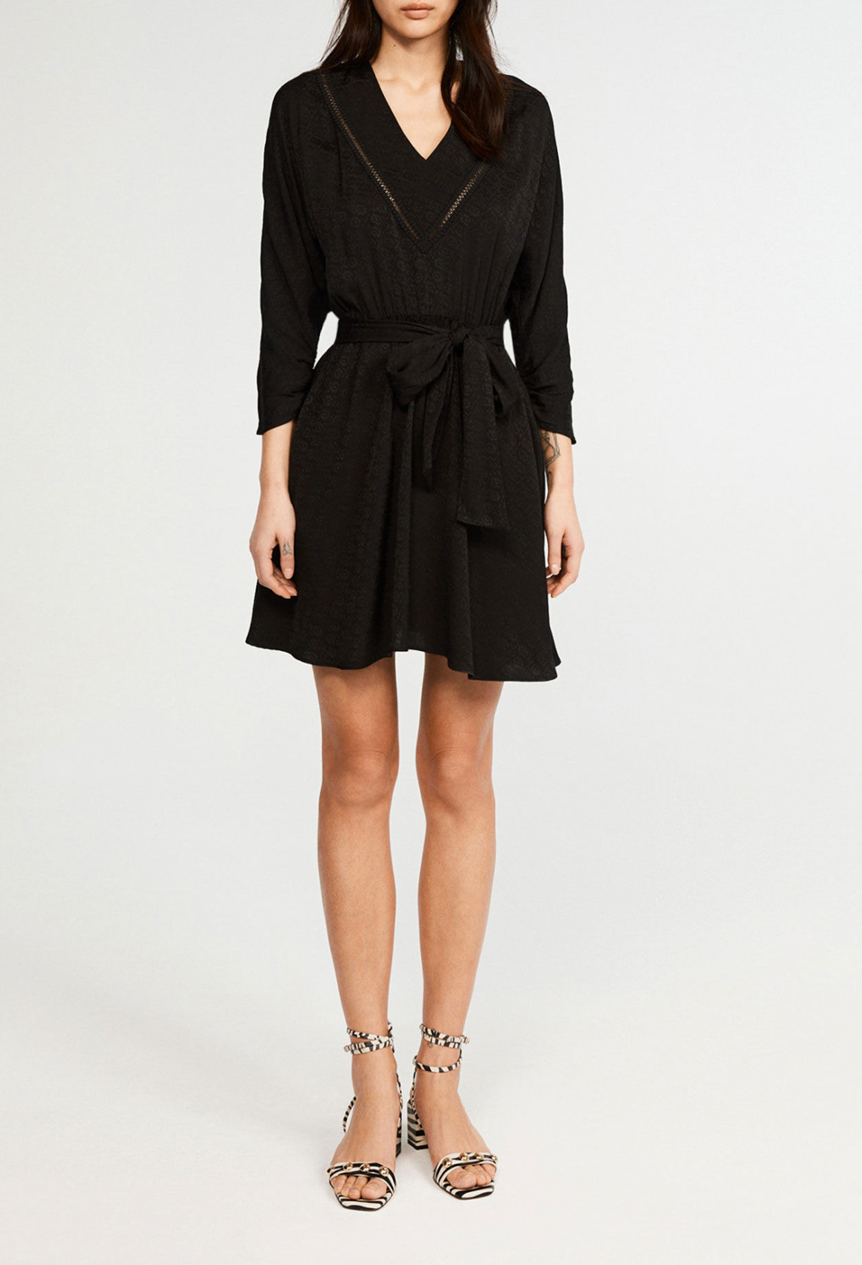 Tailliertes Kleid