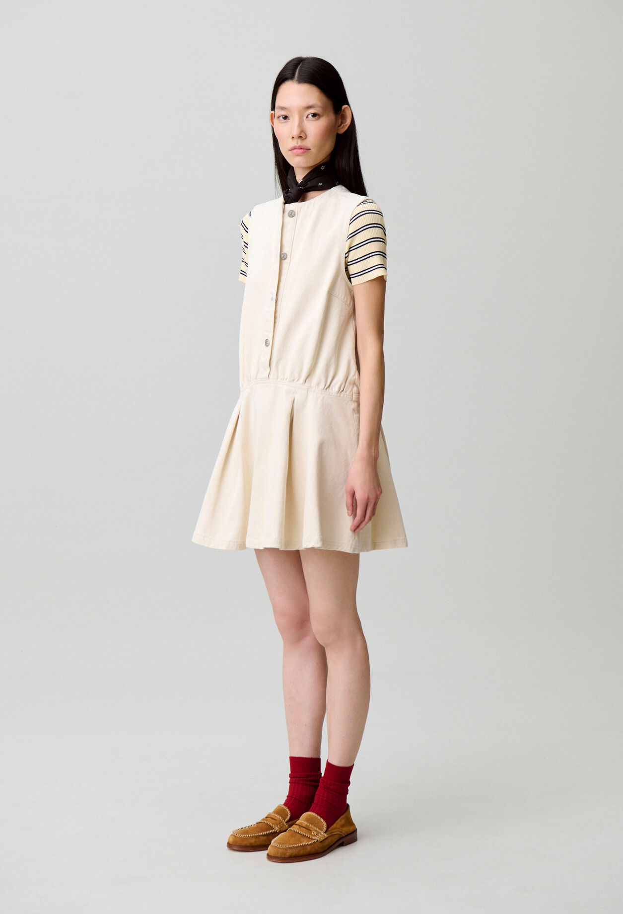 Helles ausgestelltes Jeanskleid