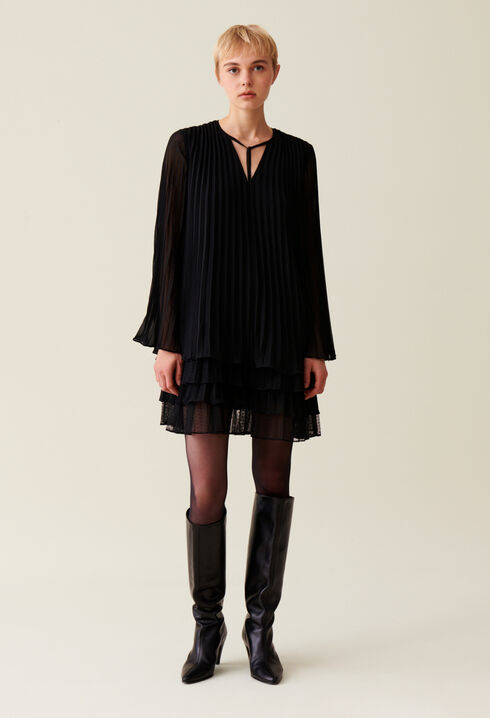 Kurzes schwarzes Rüschenkleid