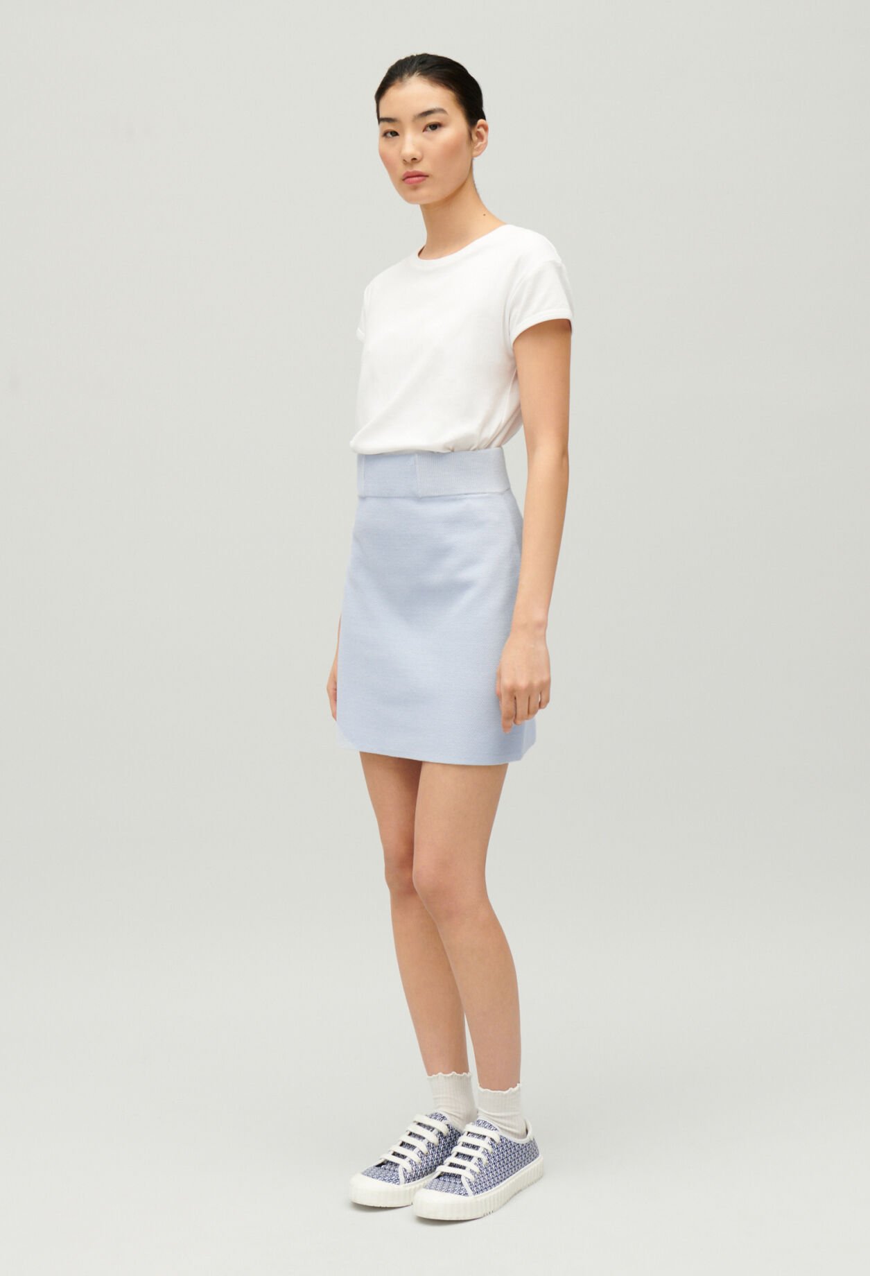 Kurzer Rock mit hoher Taille