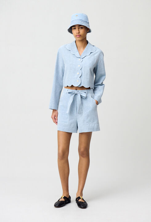 Kurze Jeans mit Gürtel