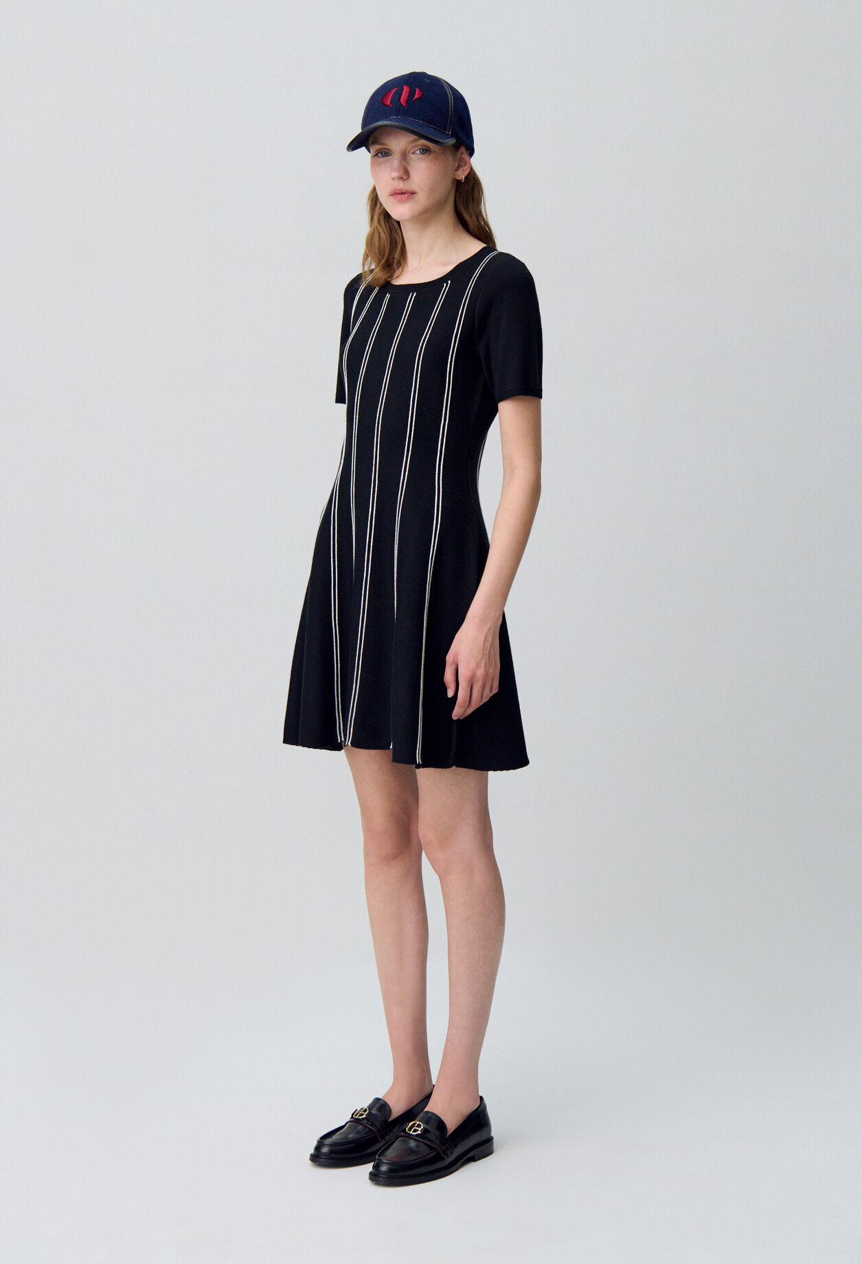 Kurzes, ausgestelltes Strickkleid