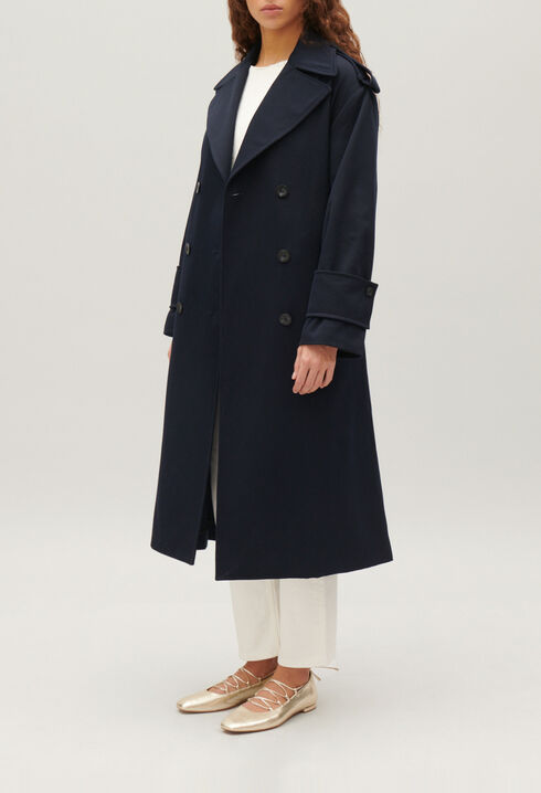 Langer, marineblauer Trenchcoat