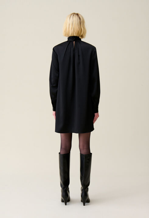 Schwarzes Kleid mit Schluppe