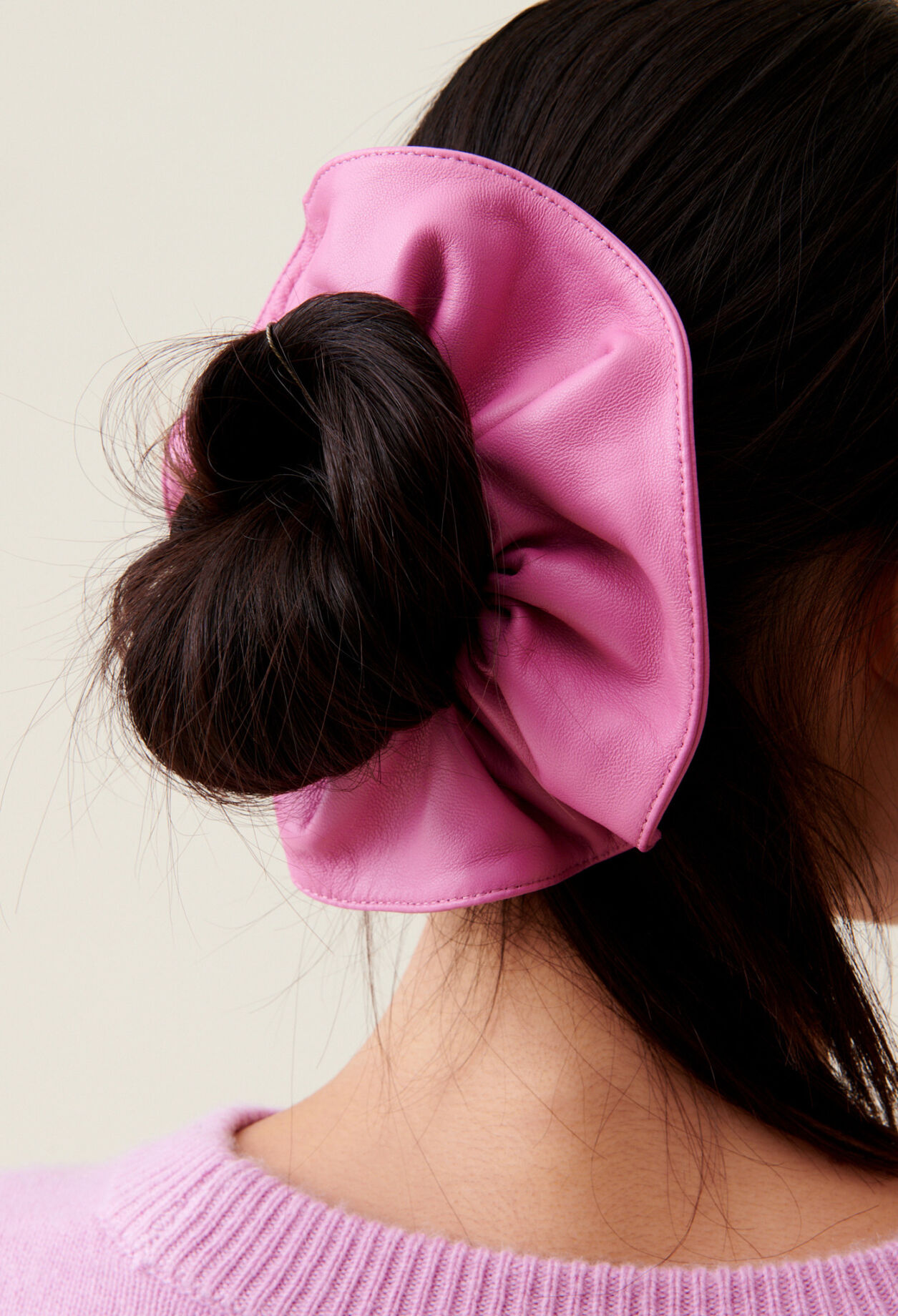 Leder-Scrunchie mit Ziernaht