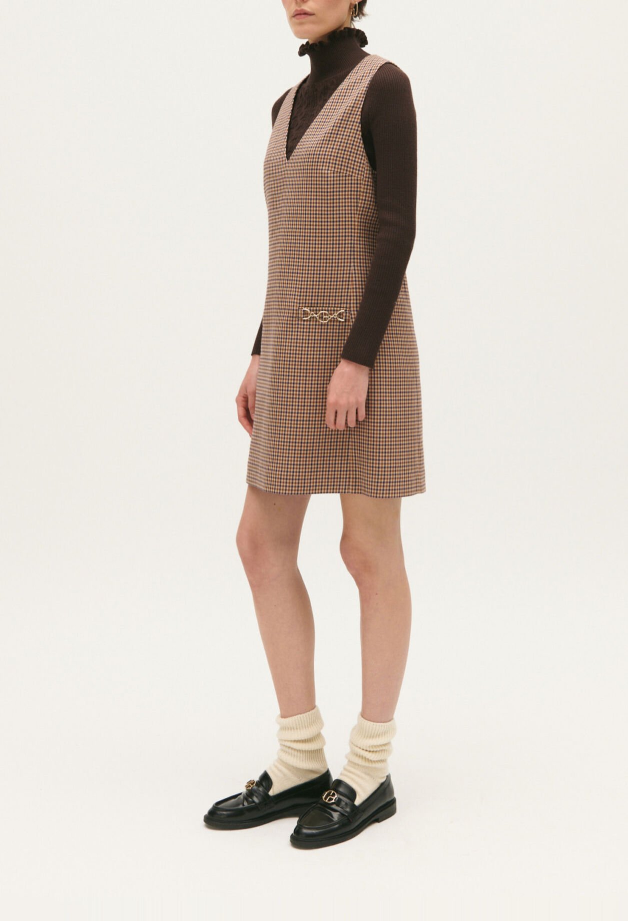 Kamelfarbenes kurzes Kleid mit Print