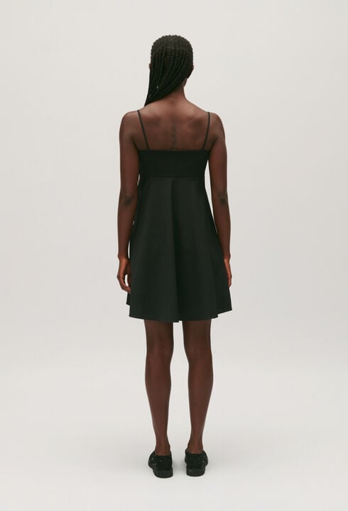 Kurzes schwarzes Kleid