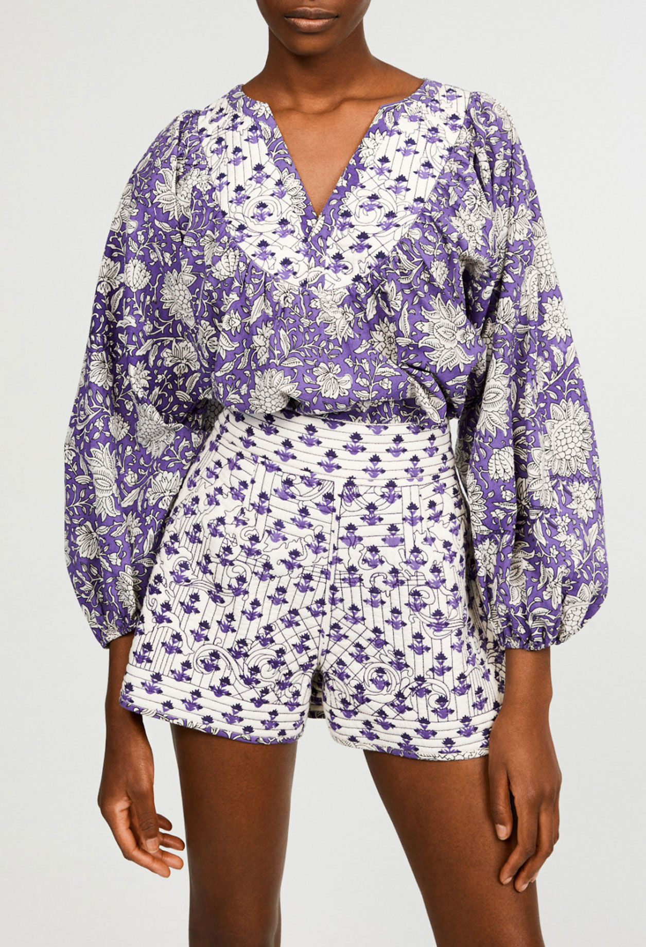 Ausgestellte Bluse mit Motiven