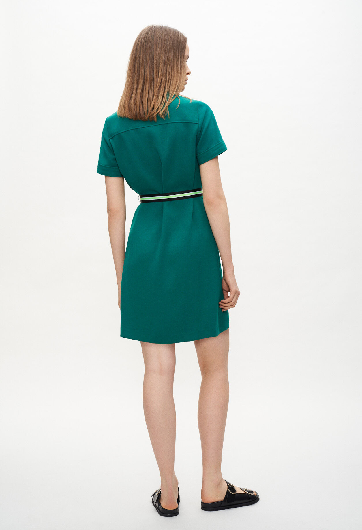 Kurzes Kleid mit Gürtel
