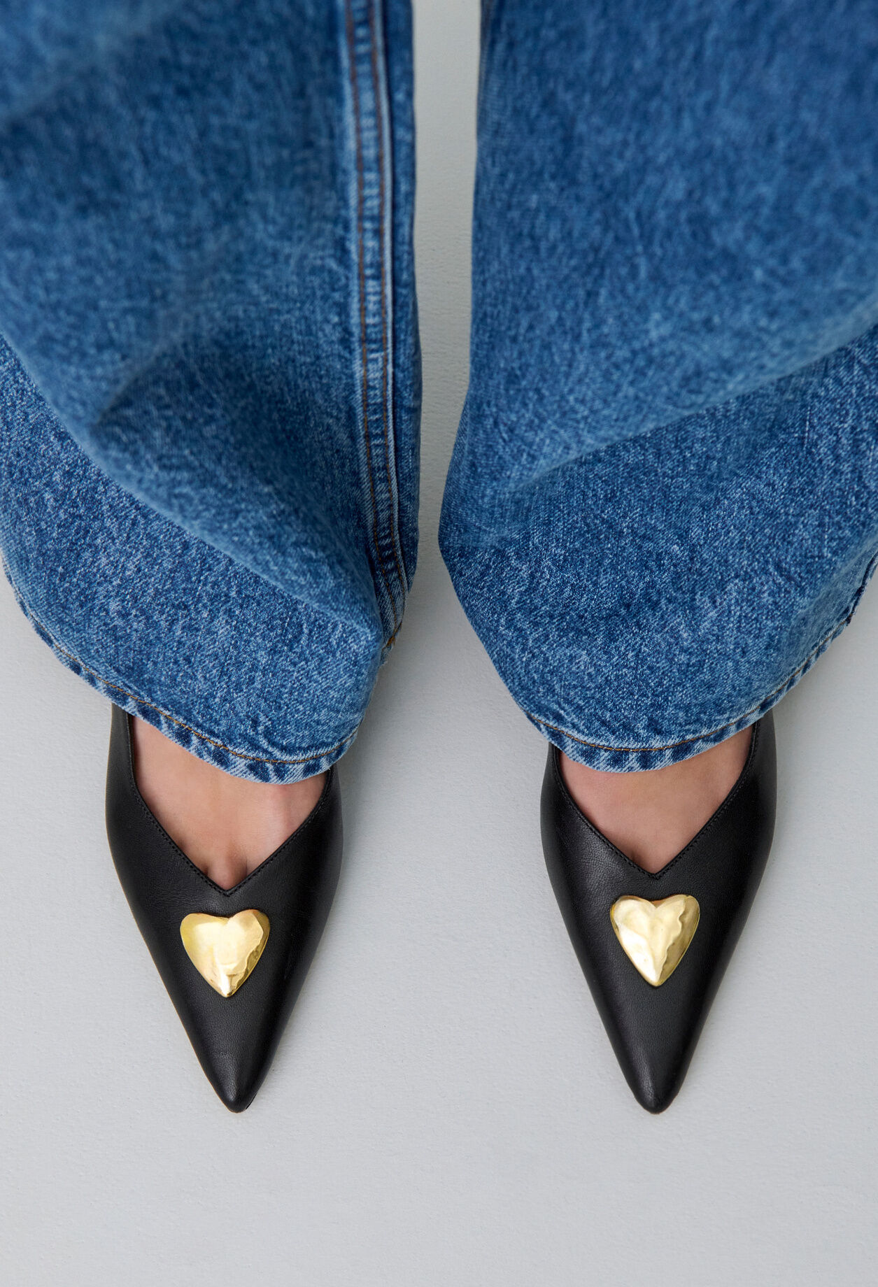 Pumps mit goldenem Herz
