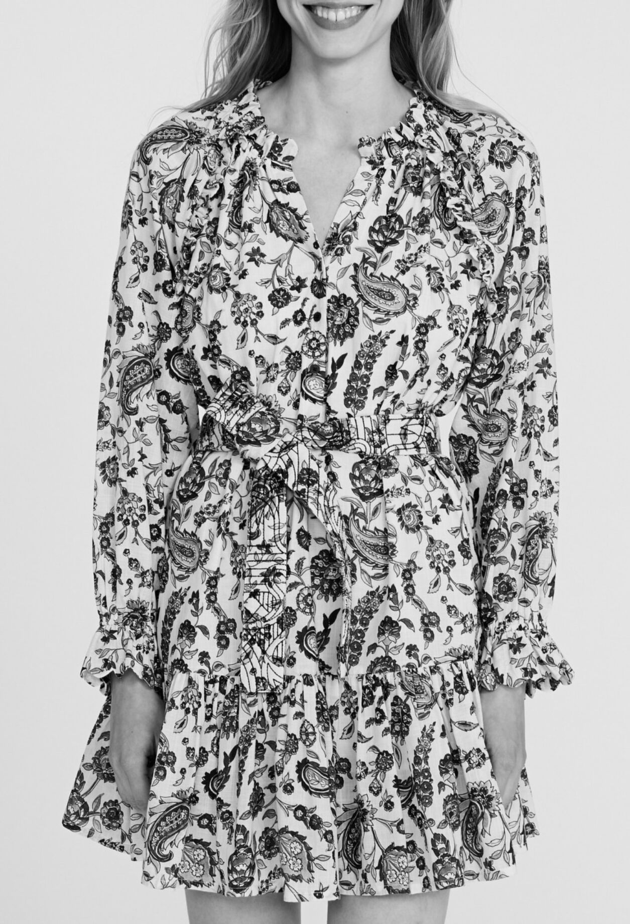 Kleid mit Gürtel und Blumenmuster
