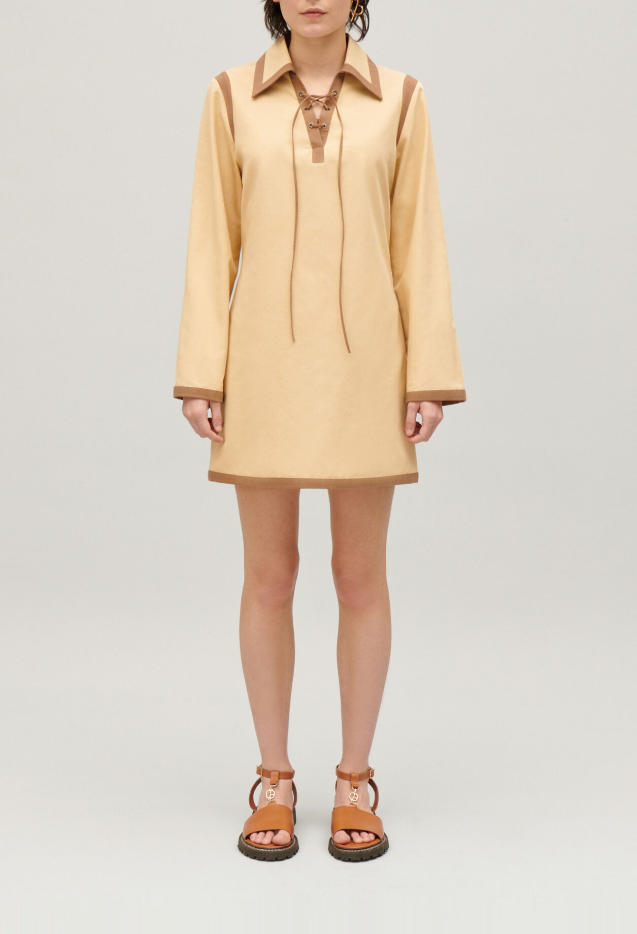 Kurzes Schn&uuml;rkleid Beige