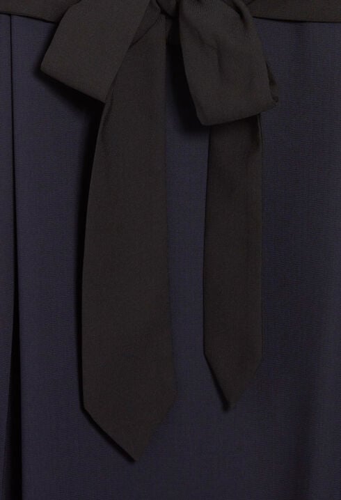 Kurzes Kleid mit Gürtel in Marineblau