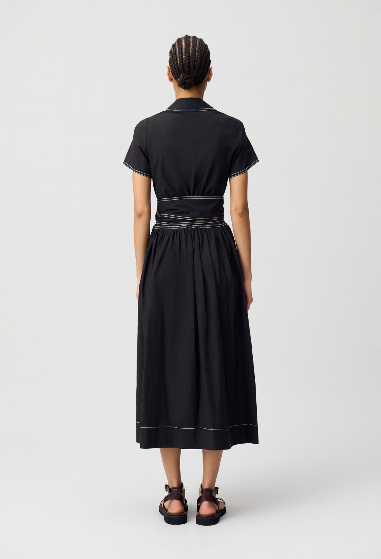 Langes Kleid mit G&uuml;rtel