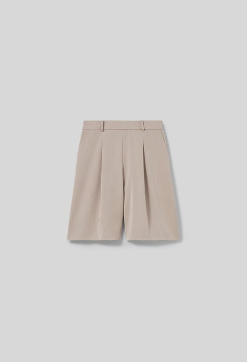 Kurze Bermuda-Shorts mit Falten.