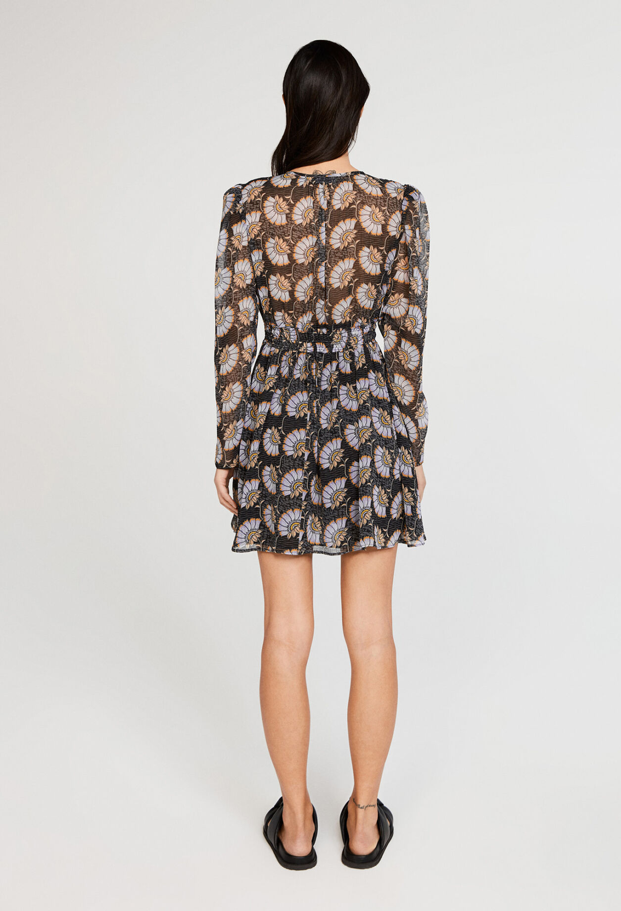 Kurzes Kleid mit langen Ärmeln