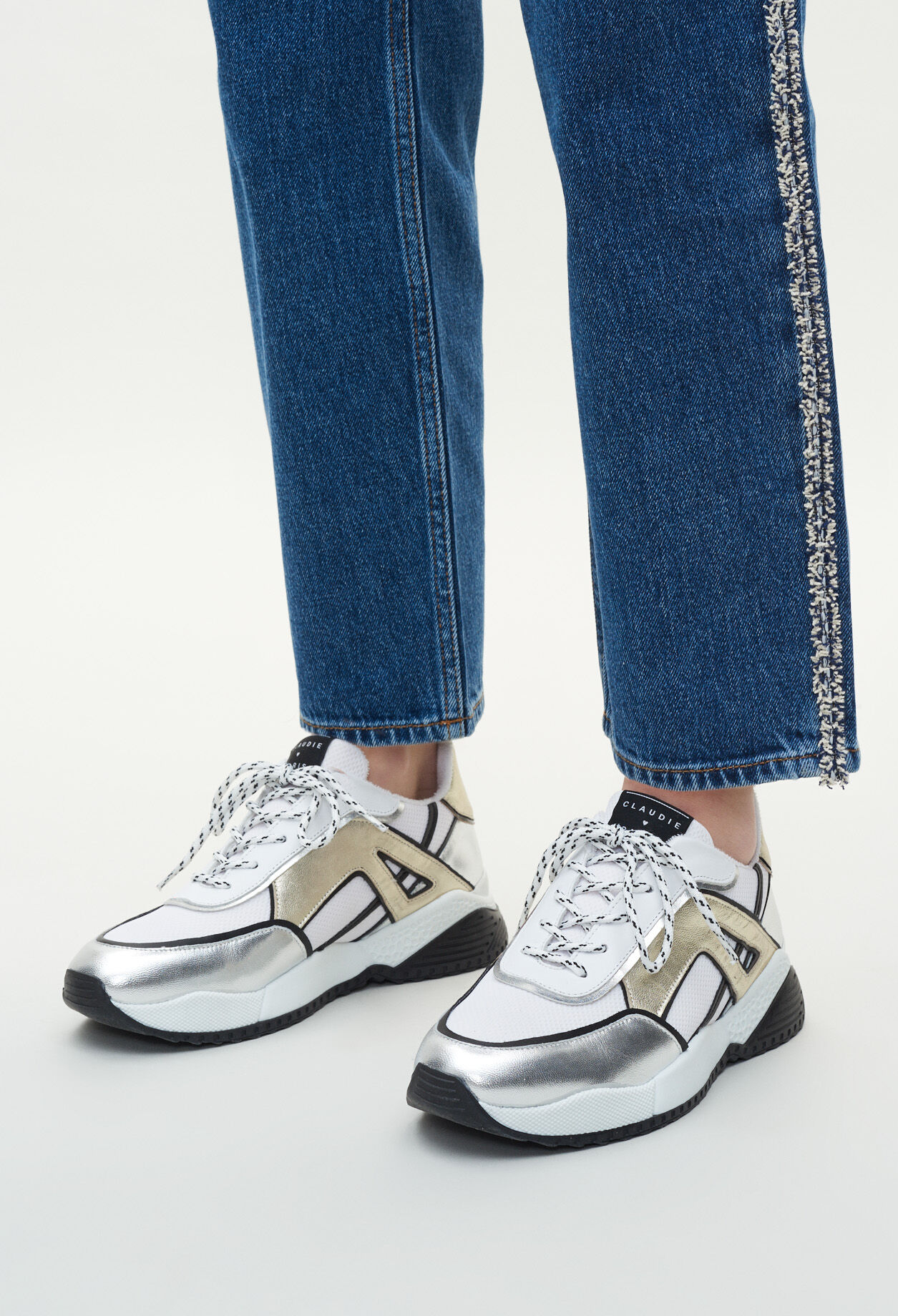 Sneakers mit Metallmotiv