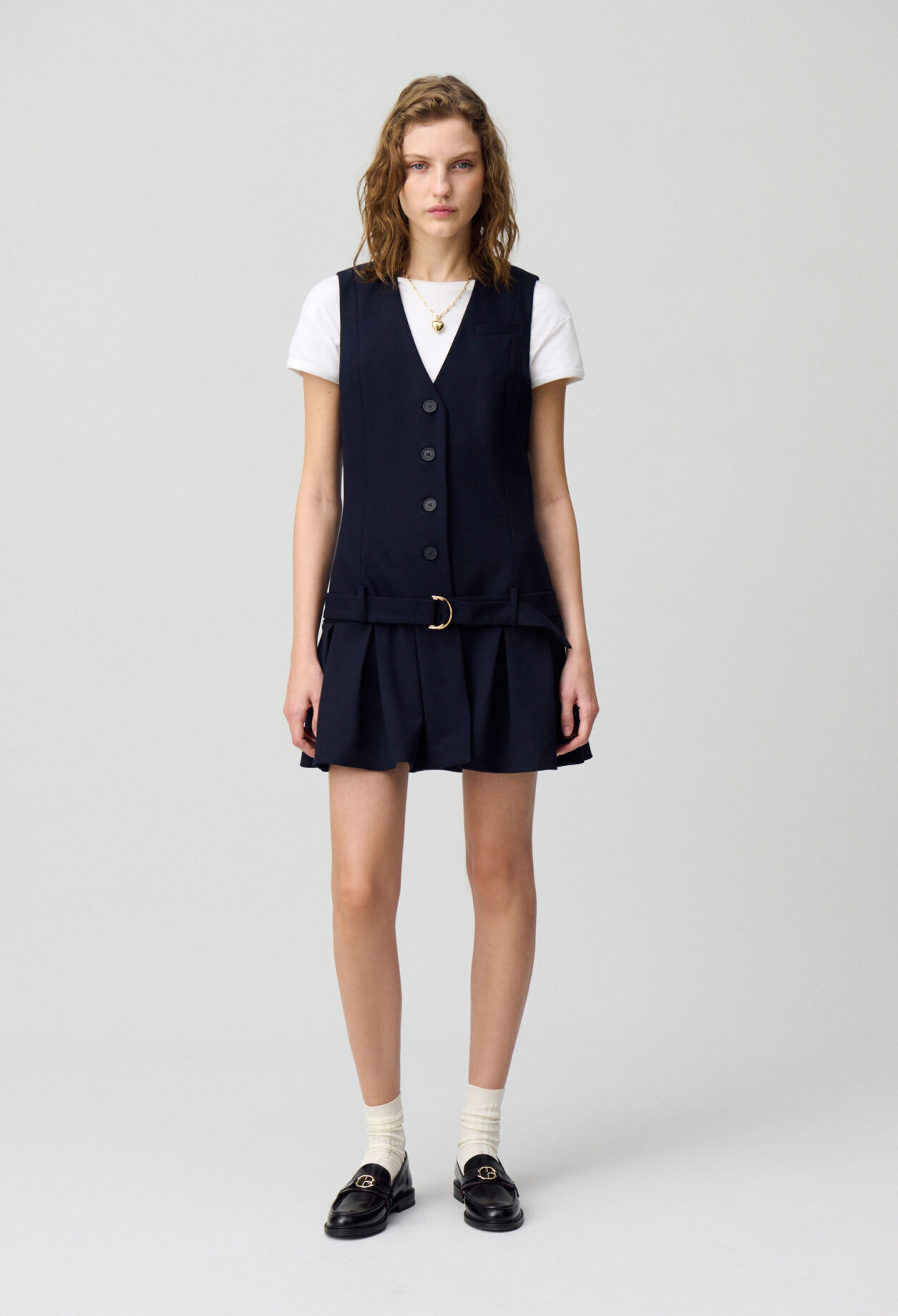 Gefaltetes kurzes Kleid