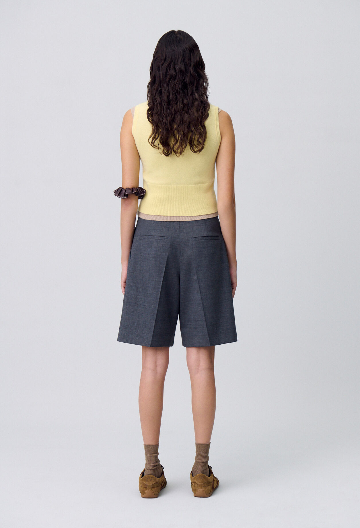 Kurze Bermuda-Shorts mit Falten.