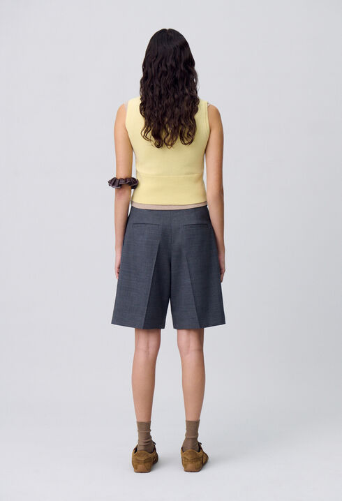 Kurze Bermuda-Shorts mit Falten.