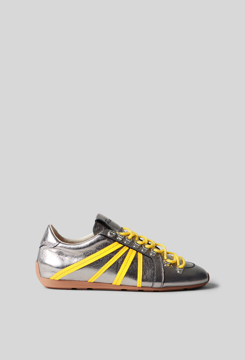 Silberne Sneaker
