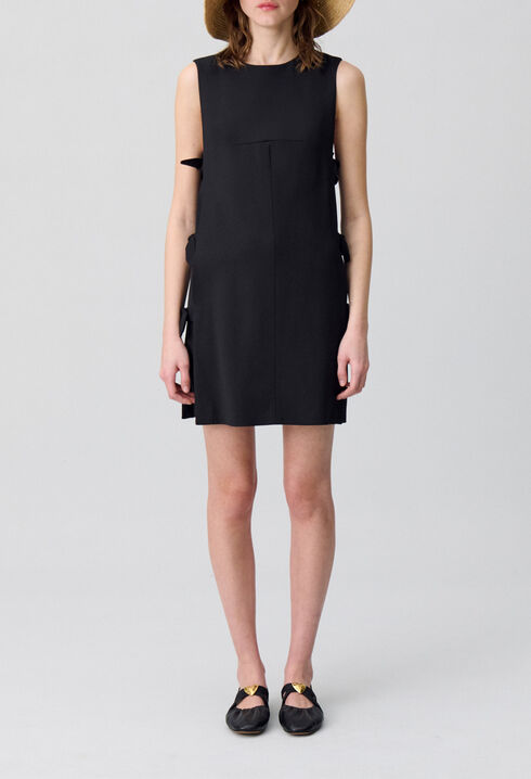 Kurzes Kleid mit Schleifen