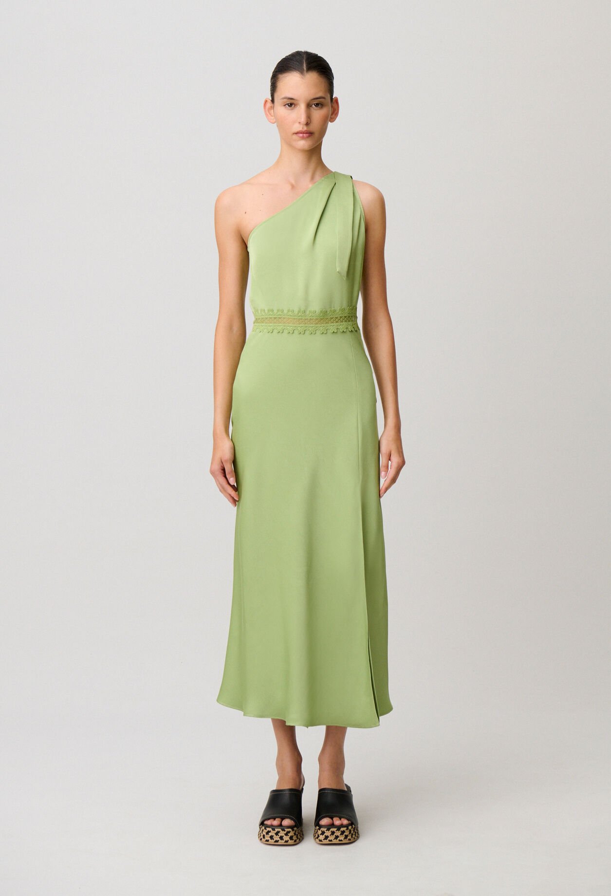 Langes Satinkleid mit Spitze