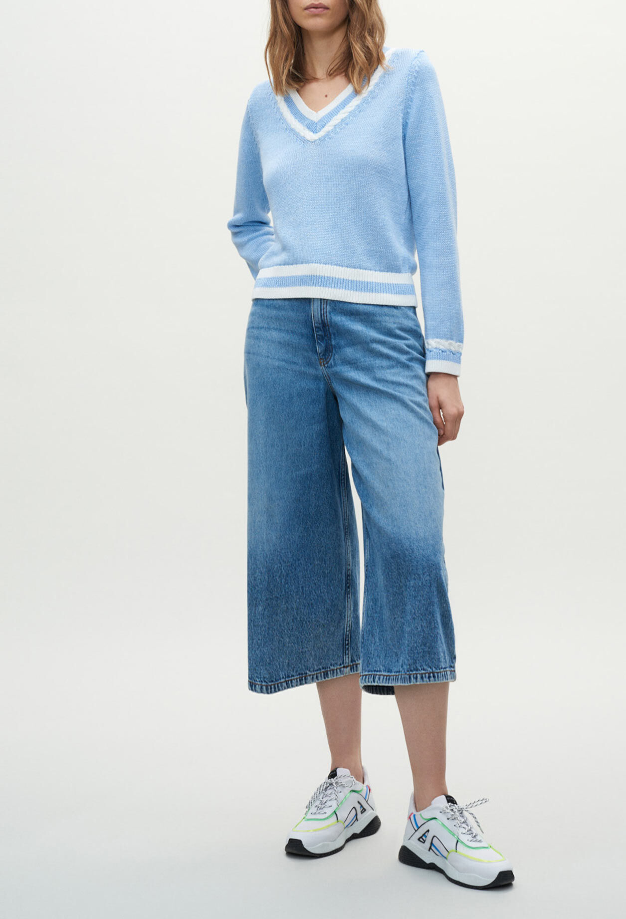 Hellblauen Leinenpullover