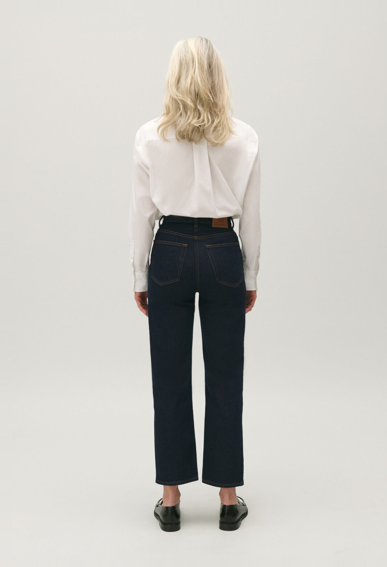 Blaue Raw-Jeans