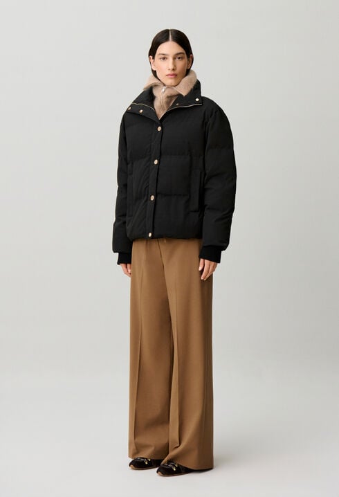 Kurze Daunenjacke mit Stehkragen