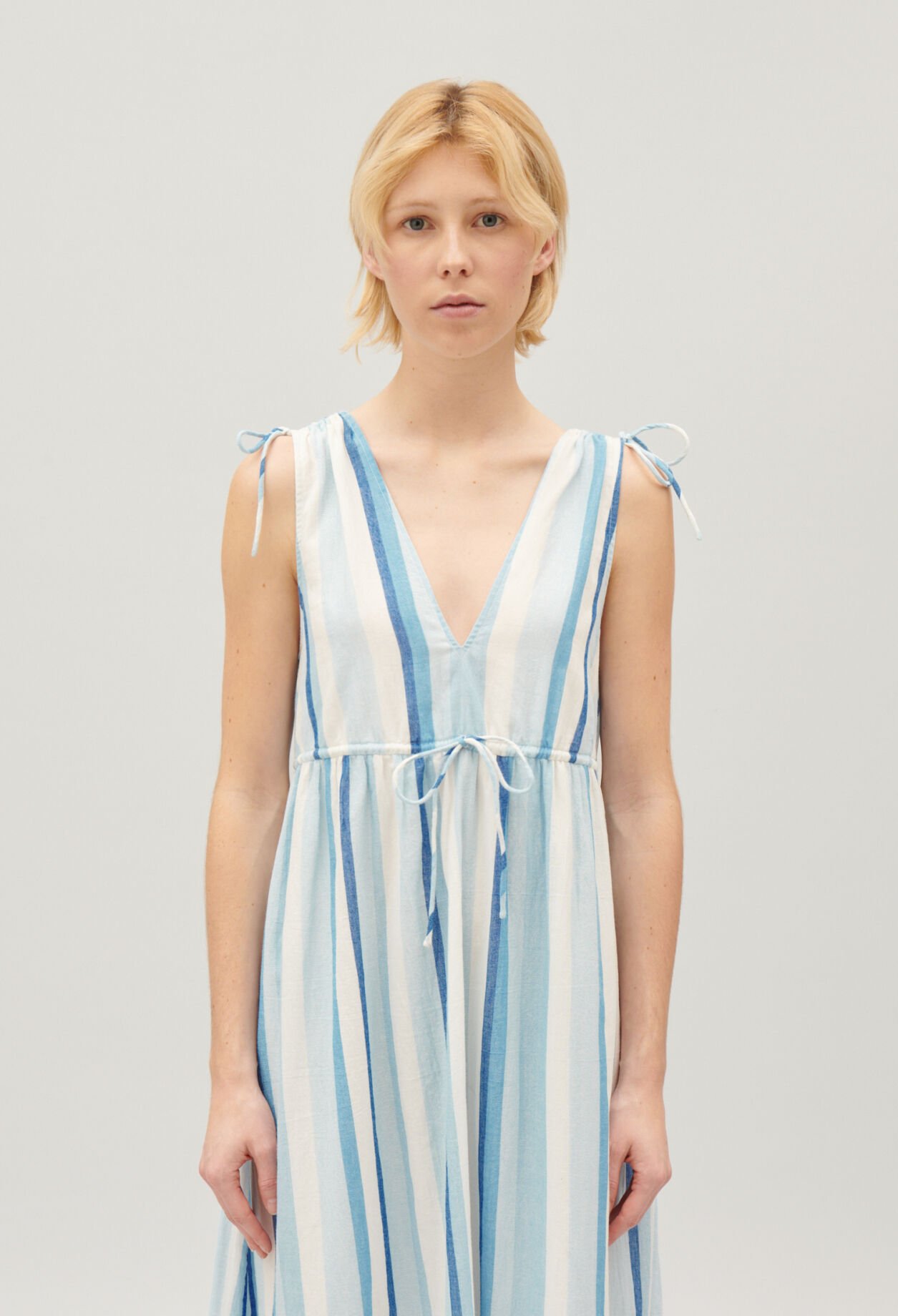 Langes Kleid mit Streifen-Design in Blau