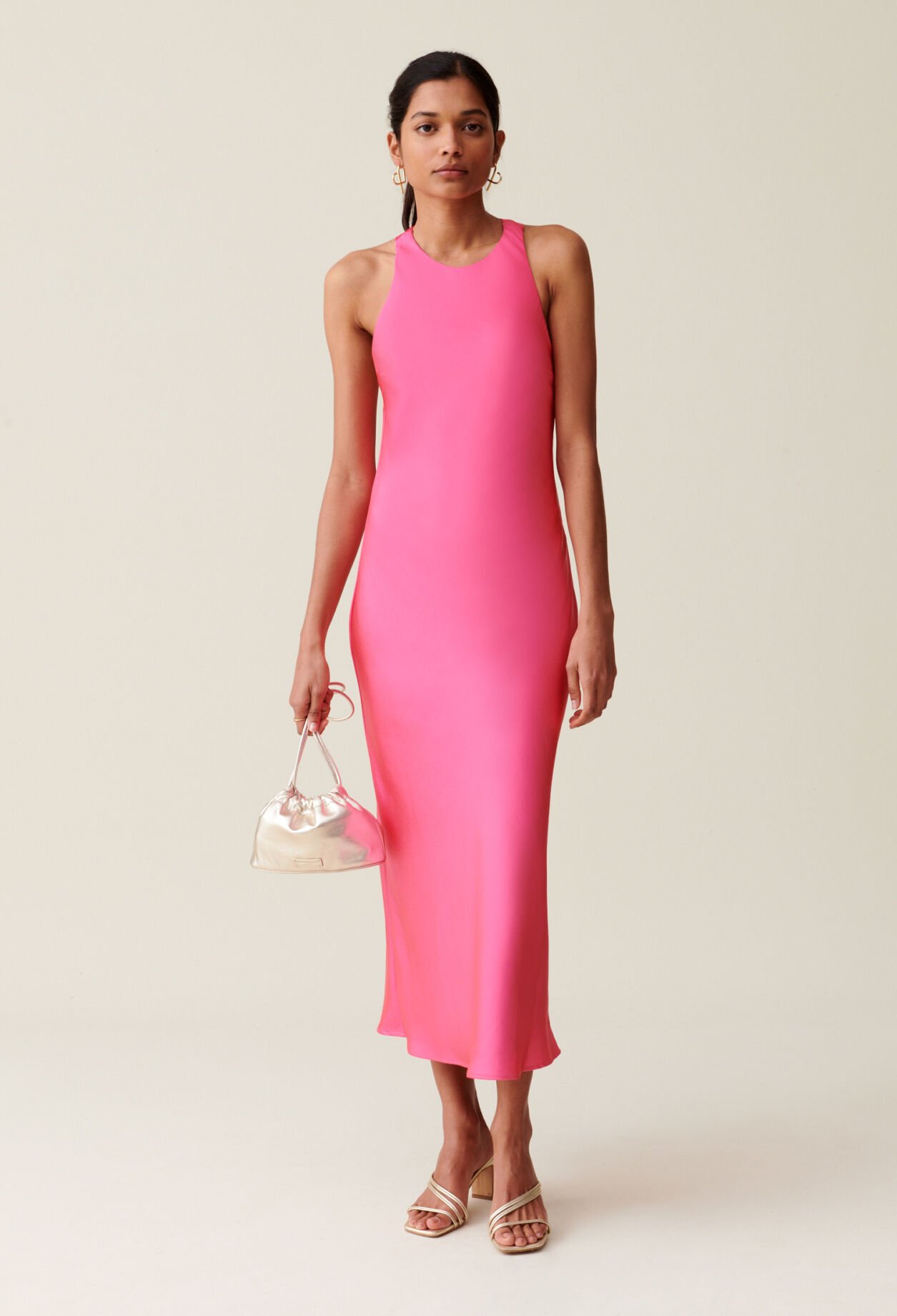 Langes, satiniertes Kleid