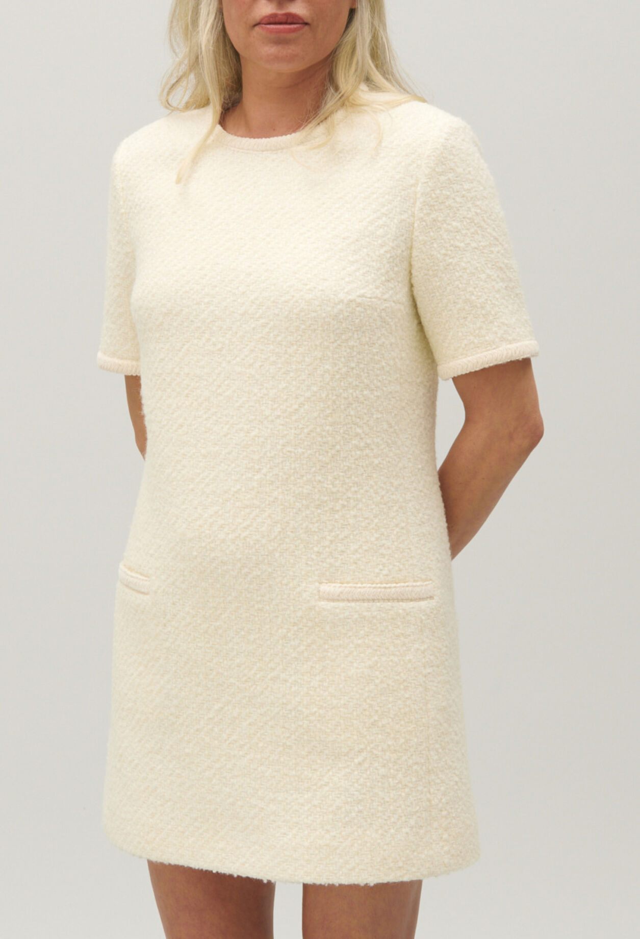 Kurzes elfenbeinfarbenes Kleid Tweed