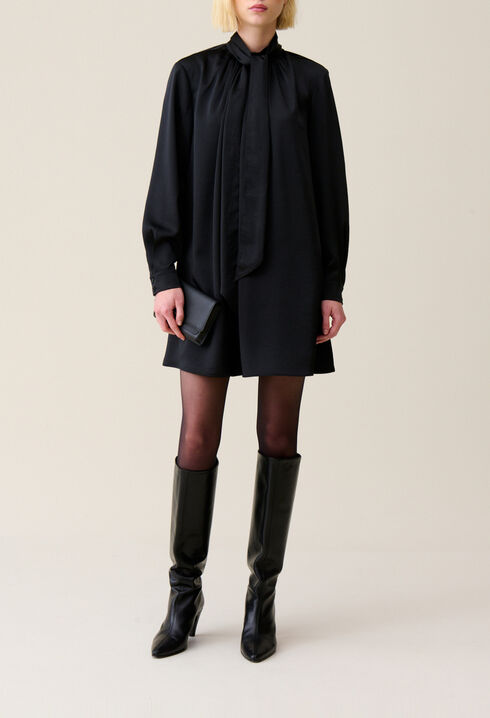 Schwarzes Kleid mit Schluppe