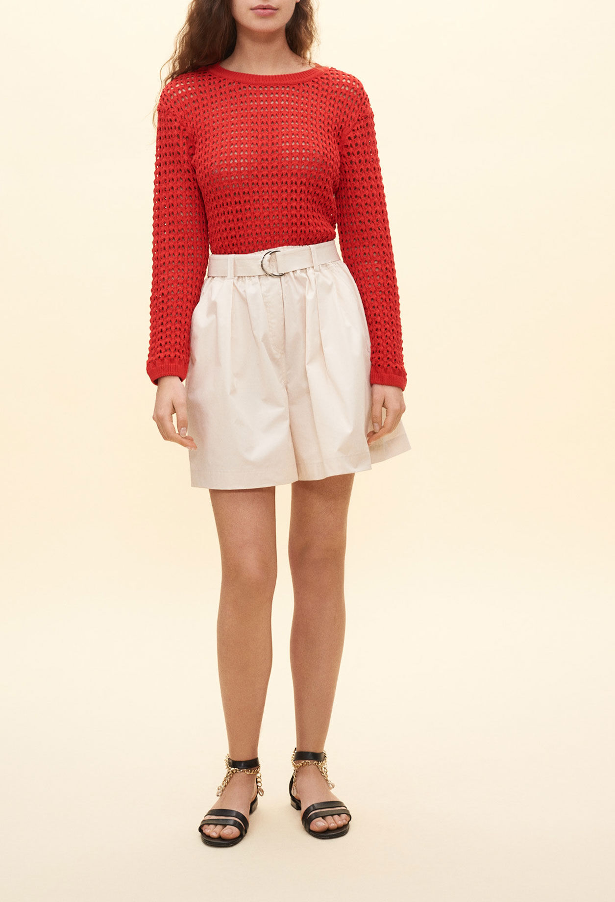 Roter Pullover mit Hohlsaum